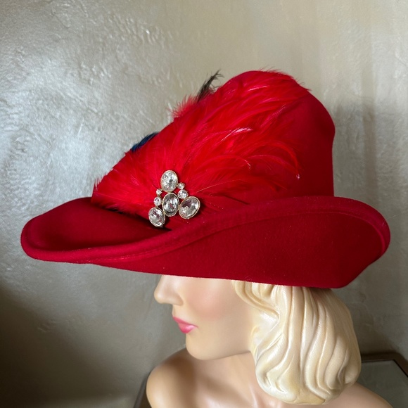 REGAL RED FELT VINTAGE HAT WITH CONICAL CROWN + FEATHER SPRAYS + BROOCH - Picture 9 of 15